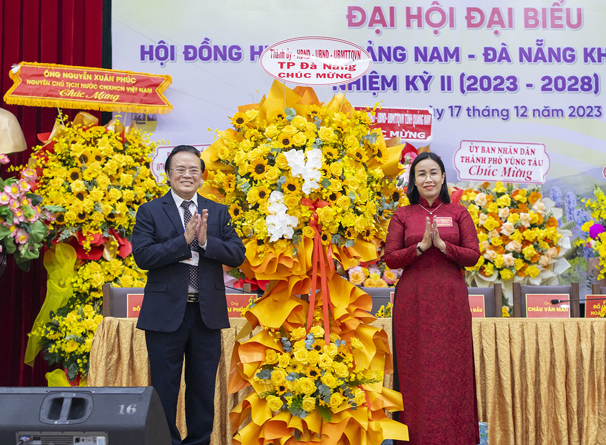 Bà Nguyễn Thị Anh Thi, Phó Chủ tịch HĐND TP.Đà Nẵng tặng hoa chúc mừng đại hội.