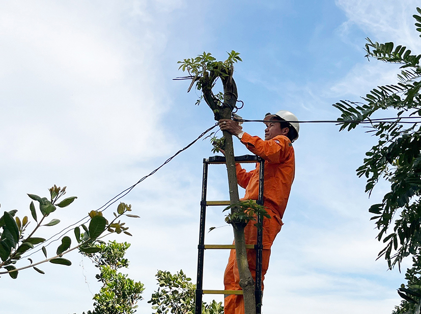 Nhân viên Điện lực Xuyên Mộc sửa chữa điện cho người có hoàn cảnh khó khăn tại địa phương.