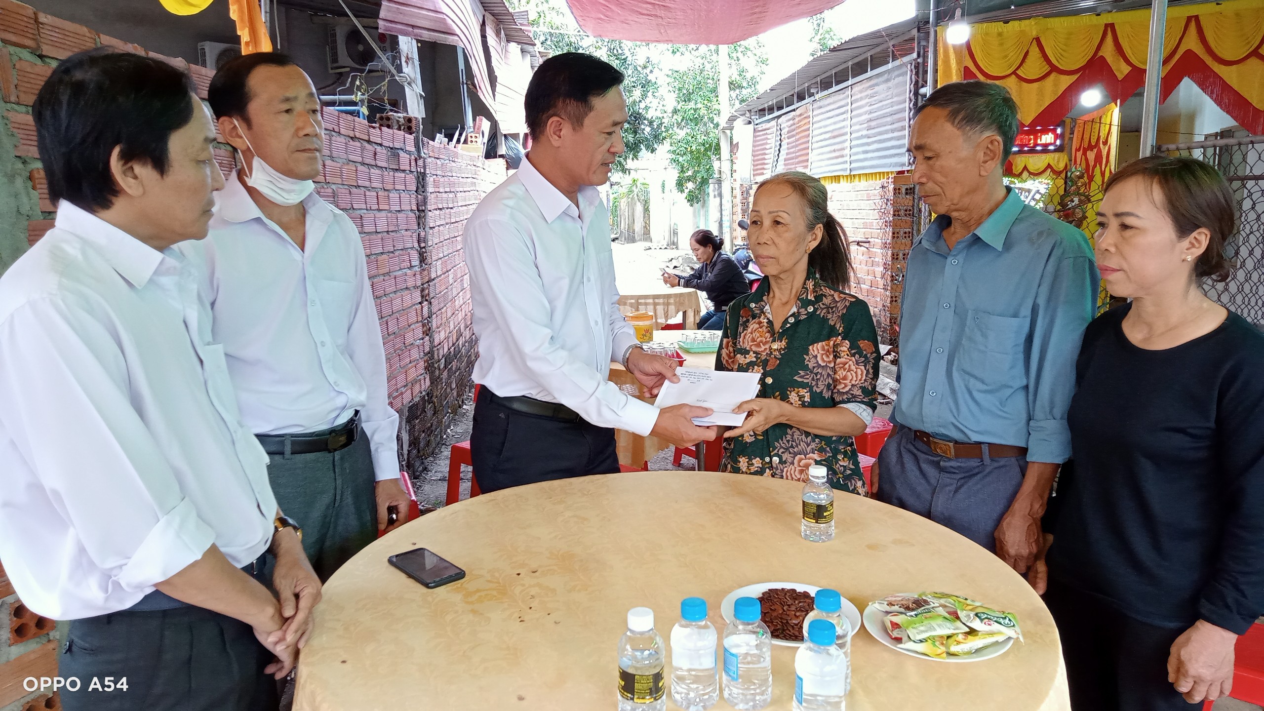 Đại diện UBND huyện Châu Đức trao hỗ trợ 5 triệu đồng cho gia đình nạn nhân L.T.T.D.
