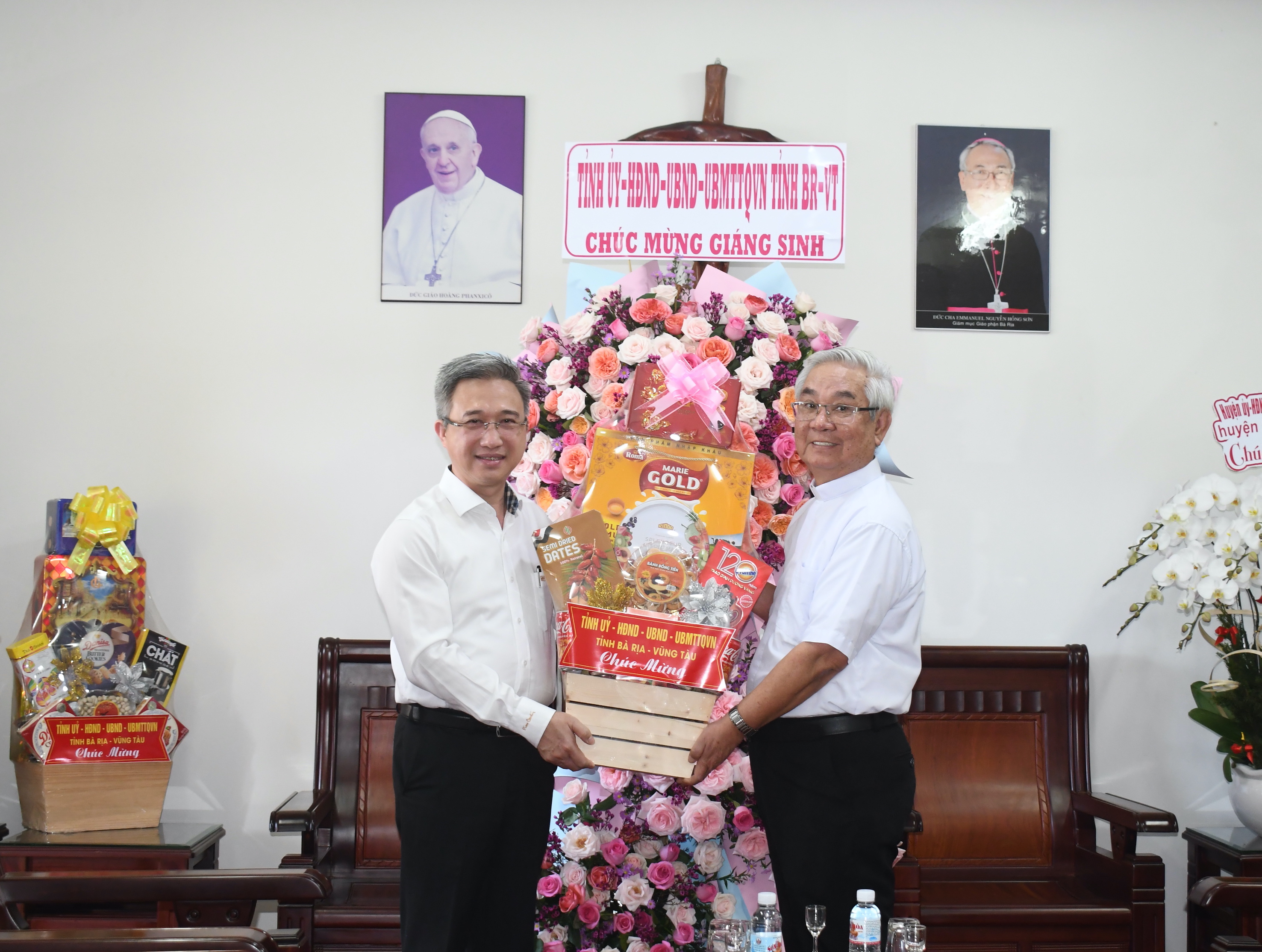 Ông Đặng Minh Thông, Phó Chủ tịch UBND tỉnh tặng quà chúc mừng Giáng sinh đến chức sắc thuộc Giáo phận Bà Rịa.