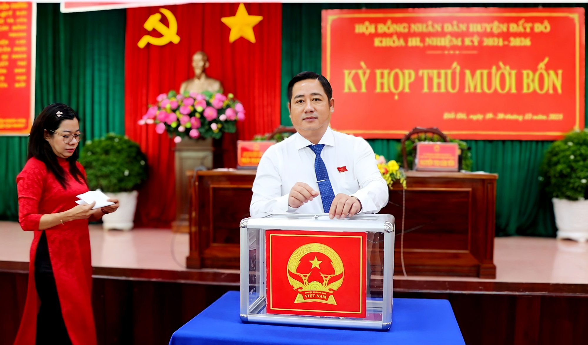 Các đại biểu bỏ phiếu lấy phiếu tín nhiệm các chức danh do HĐND huyện bầu. Ảnh: MINH TÀI