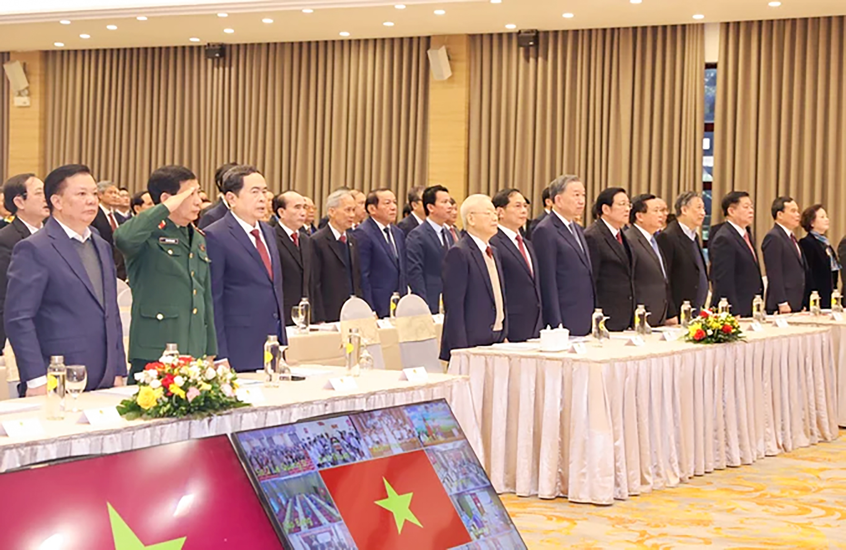 Các đại biểu thực hiện nghi thức chào cờ. Ảnh: QUANG PHÚC