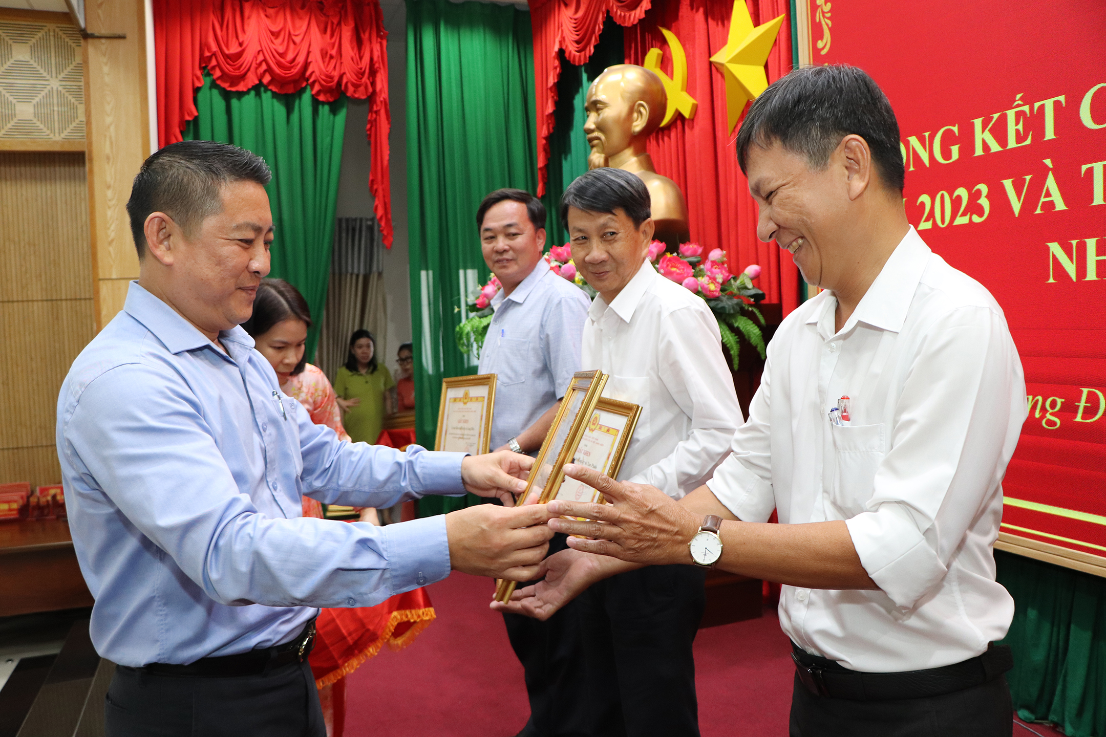 Bí thư Huyện ủy Long Điền Huỳnh Sơn Tuấn tặng Giấy khen đến các tập thể có thành tích xuất sắc trong công tác kiểm tra, giám sát và thi hành kỷ luật của Đảng năm 2023.