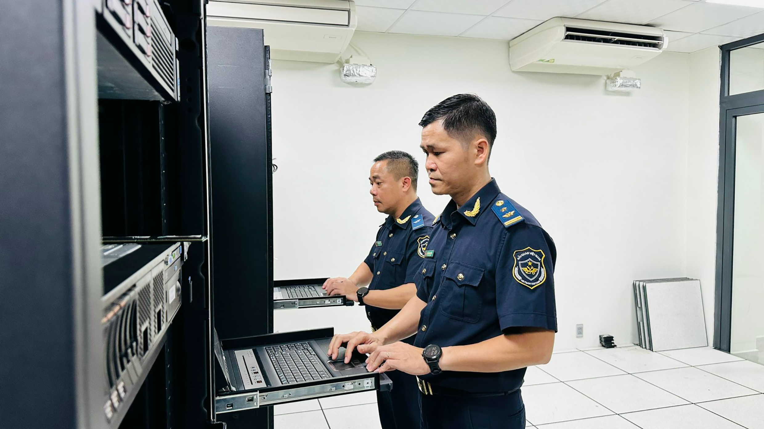 Công chức Phòng Công nghệ thông tin kiểm tra hoạt động của hệ thống máy chủ.