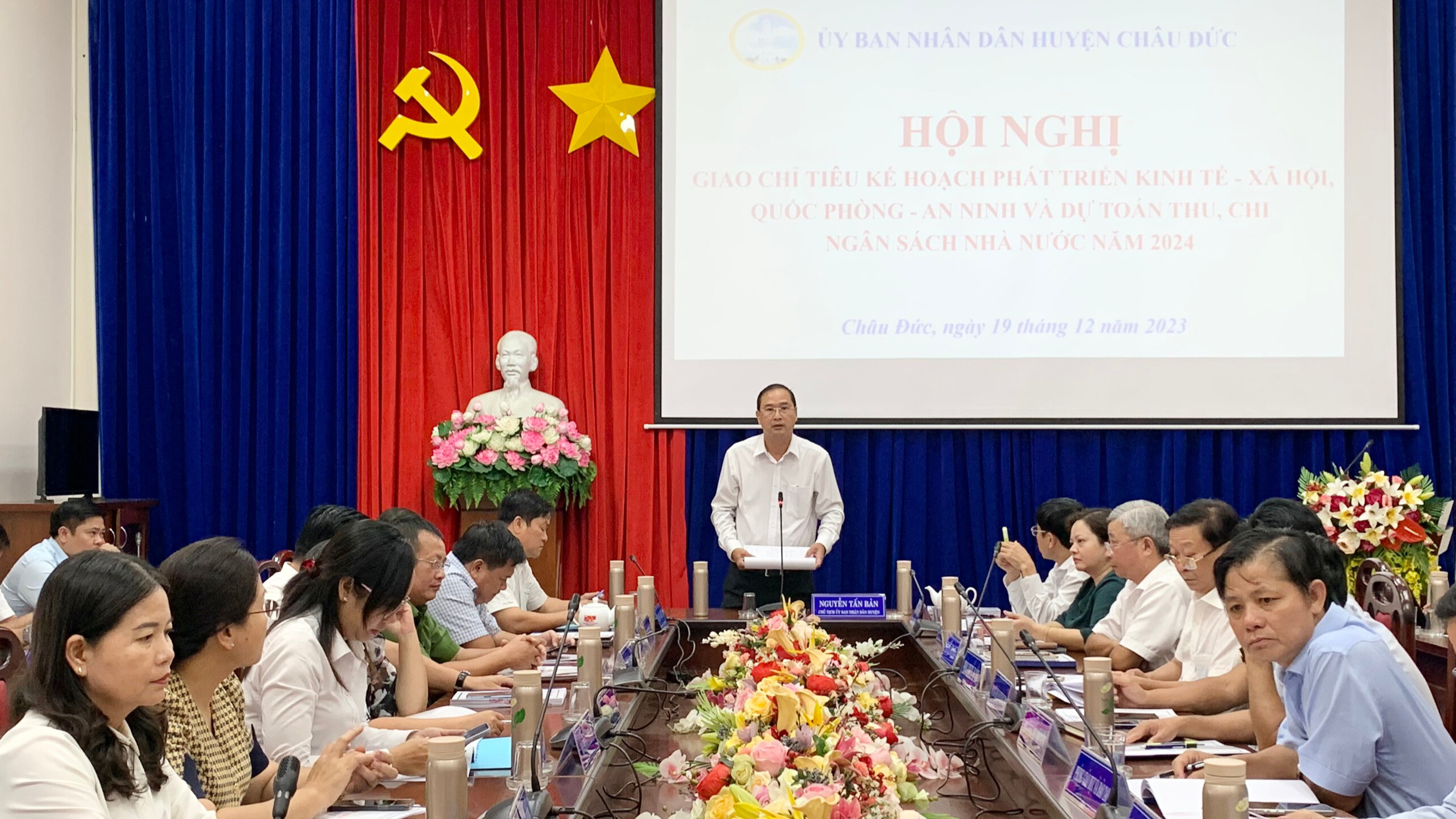Ông nguyễn Tấn Bản, Chủ tịch UBND huyện Châu Đức chủ trì hội nghị.