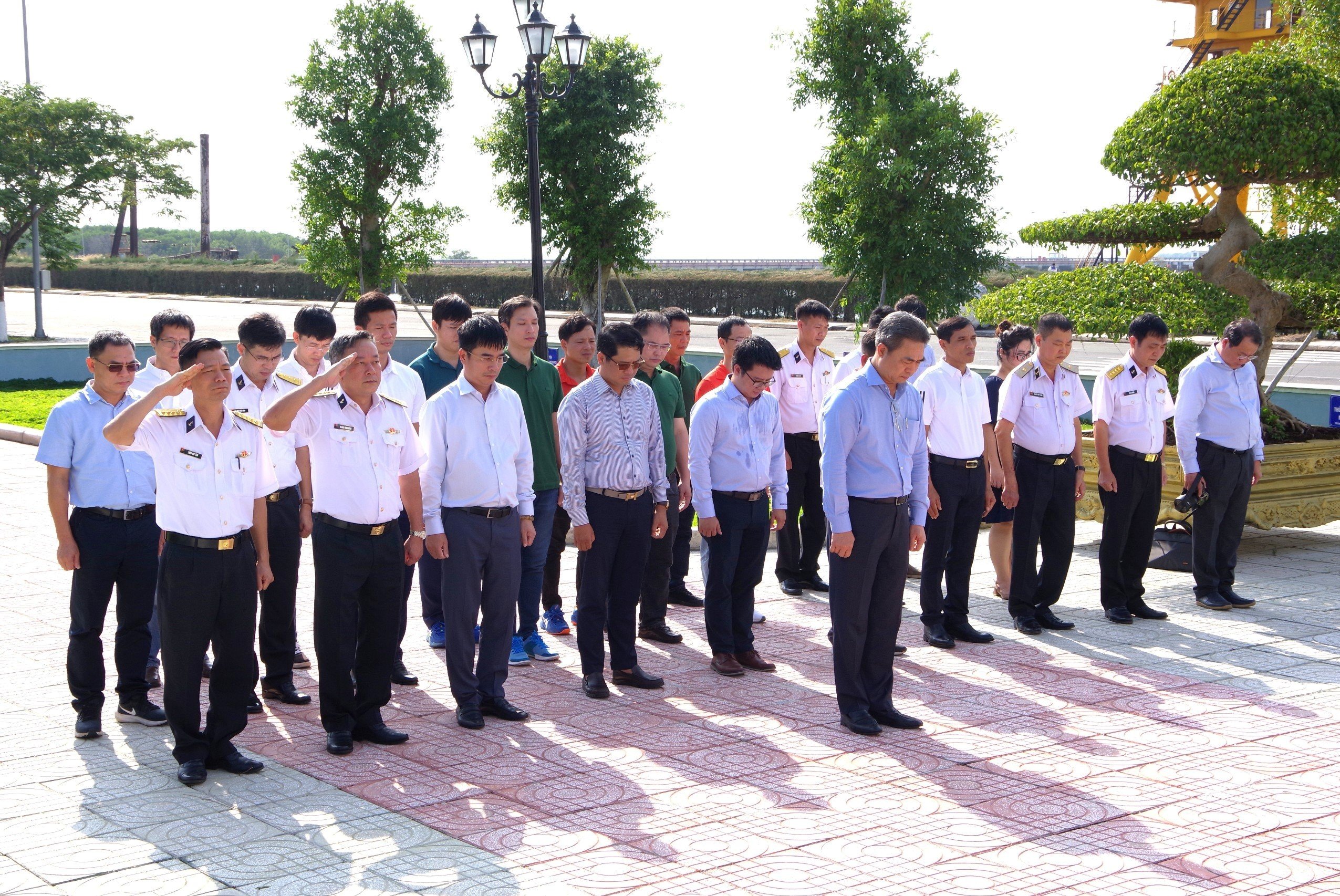 Đoàn lãnh đạo Công ty POC thắp hương tại khuôn viên văn hóa Vùng 2 Hải quân.