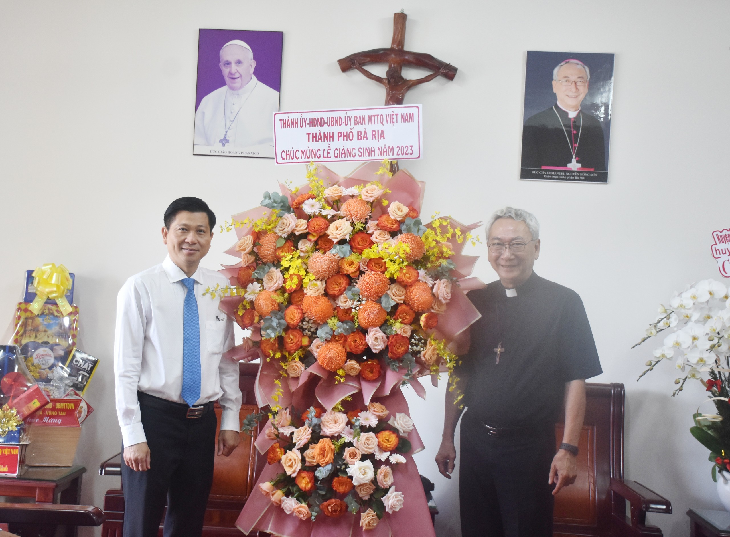Ông Trần Văn Tuấn, Uỷ viên Ban Thường vụ Tỉnh uỷ, Bí thư Thành uỷ Bà Rịa tặng hoa chúc mừng Giám mục Emmanuel Nguyễn Hồng Sơn, Chánh Tòa Giáo phận Bà Rịa