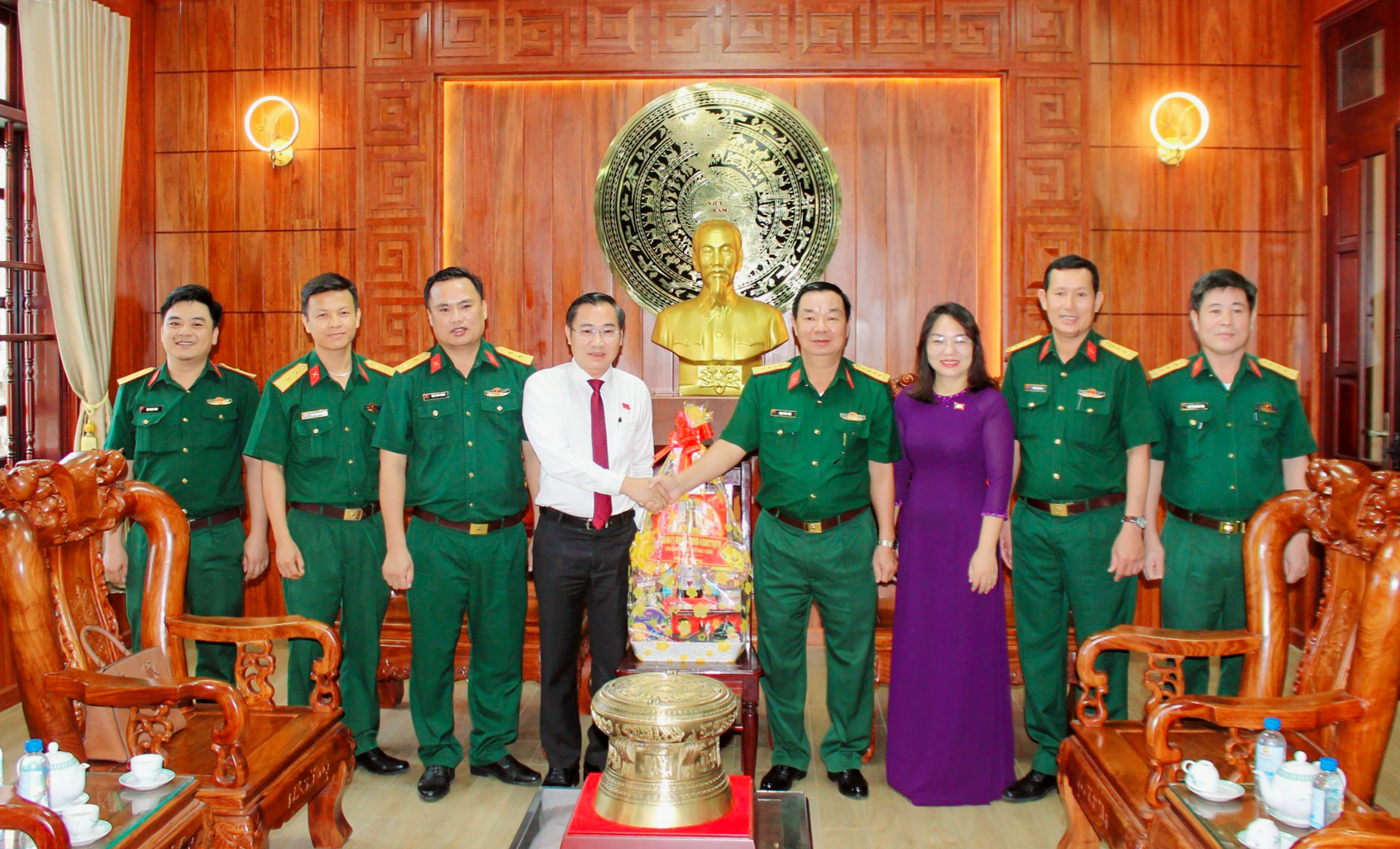 Ông Lê Xuân Tú, Trưởng Ban Dân vận Thành ủy Vũng Tàu tặng quà chúc mừng cán bộ, chiến sĩ Bộ Chỉ Huy quân sự tỉnh. 