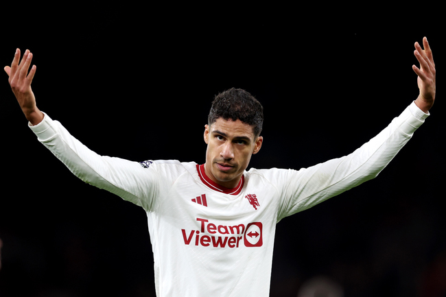 Varane quyết ở lại Manchester United thêm 1 năm.