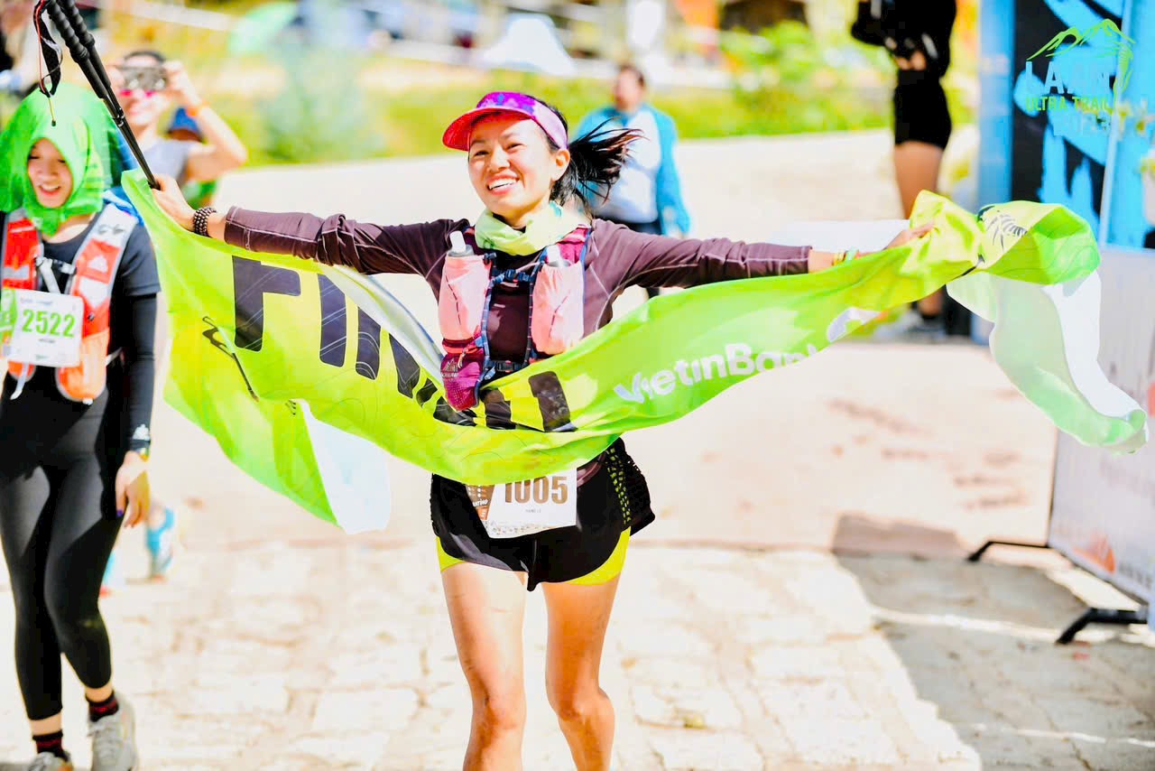 Runner Lê Thị Hằng tham gia giải La An Ultra Trail 2023 tại Lâm Đồng.