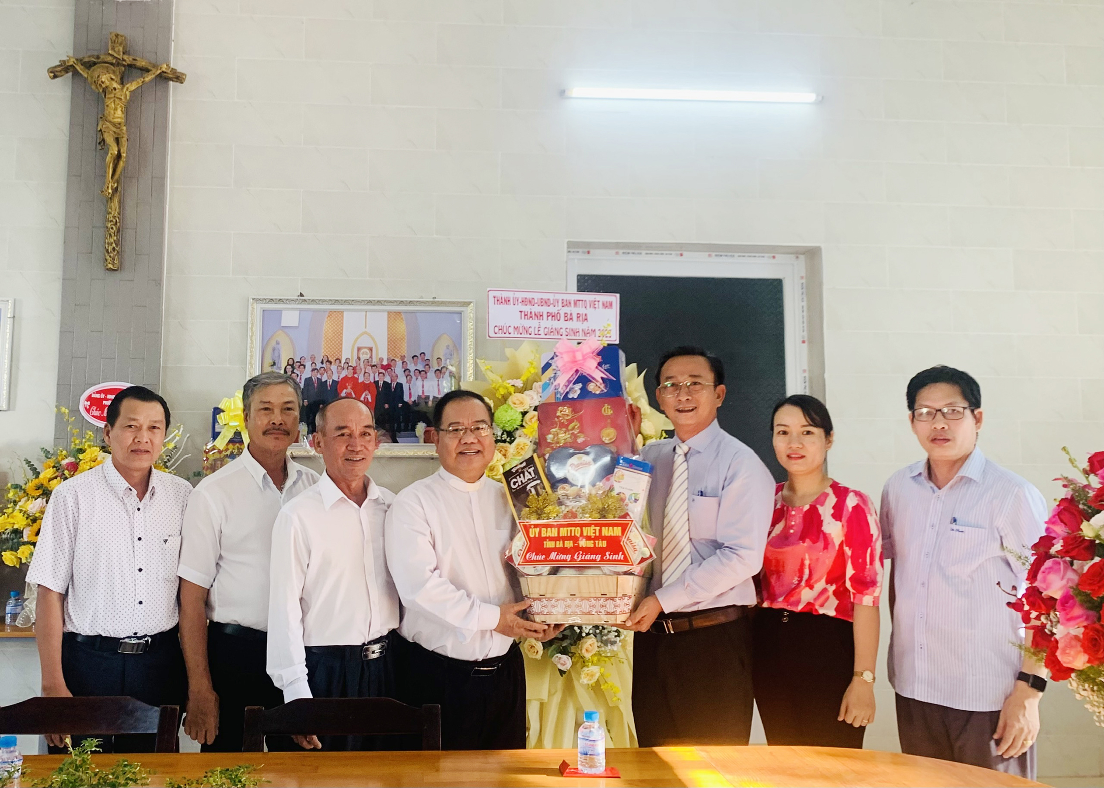 Ông Lê Hồng Ngọc, Phó Chủ tịch UBMTTQ Việt Nam tỉnh thăm, chúc mừng Ủy ban Đoàn kết Công giáo Việt Nam tỉnh. Ảnh: DIỄM QUỲNH