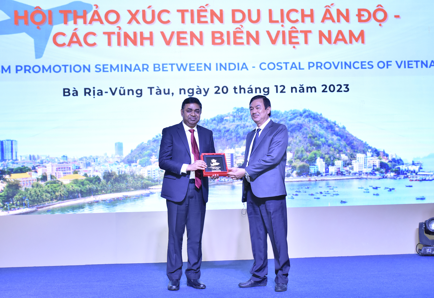Ông Trịnh Hàng, Giám đốc Sở Du lịch tặng quà lưu niệm đến ông Madan Mohan Sethi, Tổng Lãnh sự Ấn Độ tại TP.Hồ Chí Minh.
