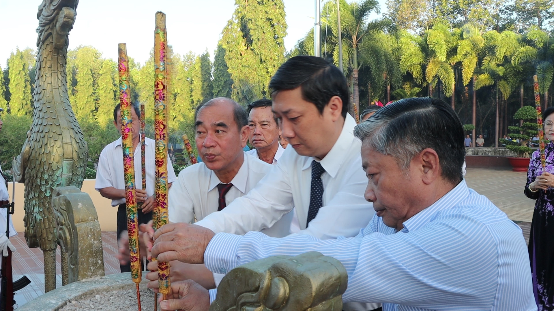 Lãnh đạo hai huyện Đất Đỏ - Long Điền kính cẩn dâng hương để tri ân, tưởng nhớ các anh hùng liệt sĩ. Ảnh: TUẤN VŨ
