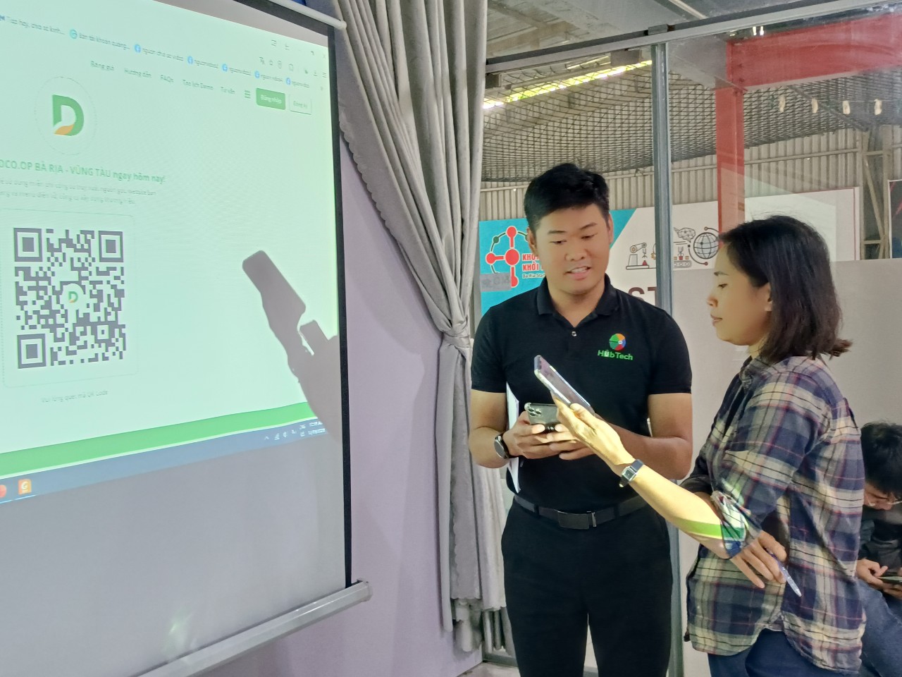 Chuyên gia hướng dẫn DN chuyển đổi số kết hợp với chuyển đổi xanh, đưa sản phẩm lên các sàn thương mại điện tử để tăng hiệu quả kinh doanh.