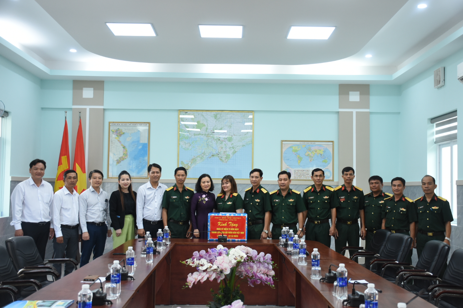 Đoàn do bà Huỳnh Thị Phúc, Phó Trưởng Đoàn ĐBQH tỉnh thăm, tặng quà Ban chỉ huy quân sự huyện Long Điền. ẢNH: MAI NGỌC