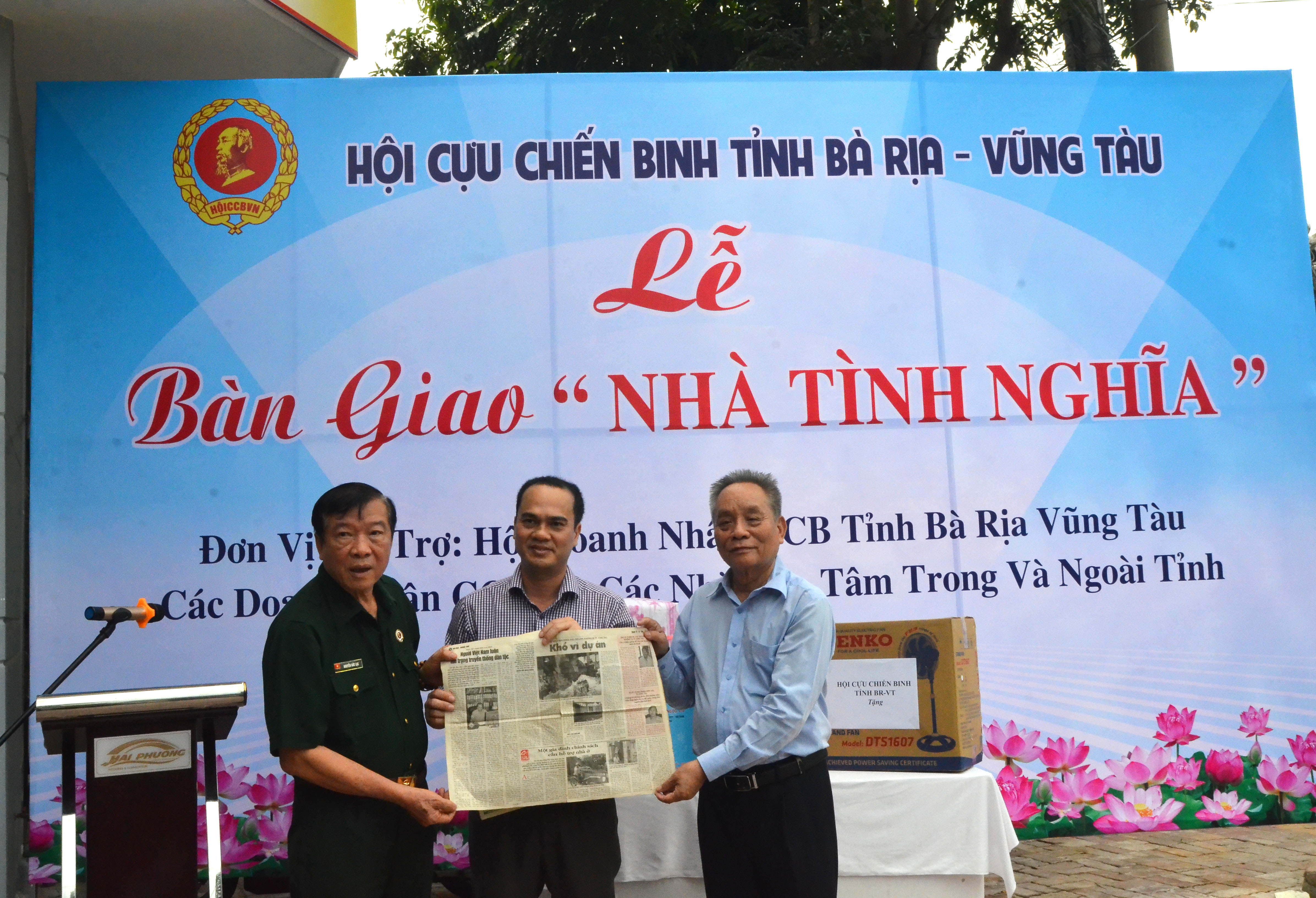 Cựu chiến binh Nguyễn Đức Lạc, Chủ tịch Hội Doanh nhân Cựu Chiến tỉnh, Chủ tịch HĐQT Công ty CP Hải Phương trao tặng tờ báo Bà Rịa - Vũng Tàu, số ra ngày 12/6/2006 đăng bài viết 