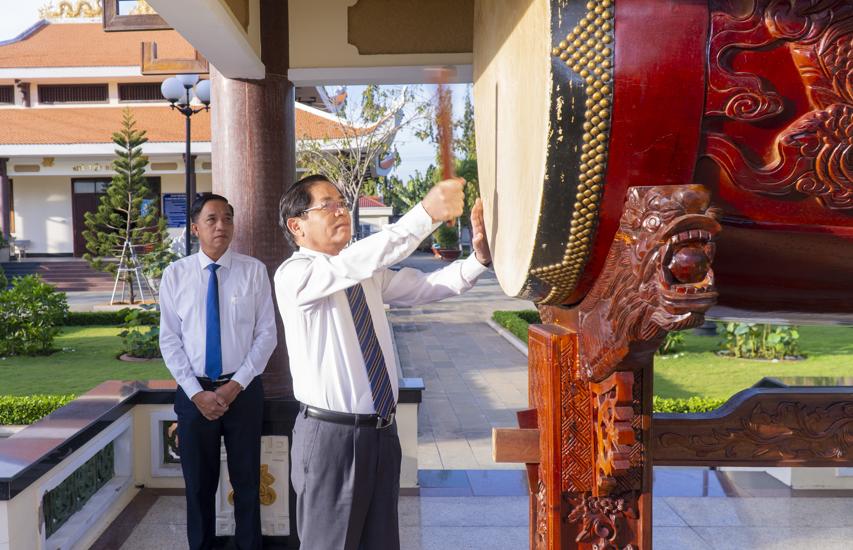 Ông Phạm Viết Thanh, Ủy viên Trung ương Đảng, Bí thư Tỉnh ủy, Chủ tịch HĐND tỉnh thực hiện nghi thức khai trống tại lễ viếng.