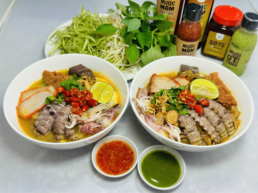 Hai món bánh canh và bánh đa bề bề tại quán Thuận Phúc.