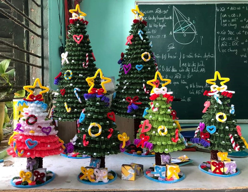 Những cây thông Noel bằng kẽm nhung xinh xắn, dễ thương do vợ chồng anh Lê Khắc Dũng tự làm được nhiều người ưa chuộng.