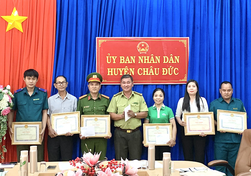 Ông Ngô Thanh Trung, Phó Chi cục trưởng Chi cục Kiểm lâm tỉnh trao giấy khen cho các cá nhân đạt thành tích trong công tác PCCCR năm 2022-2023.