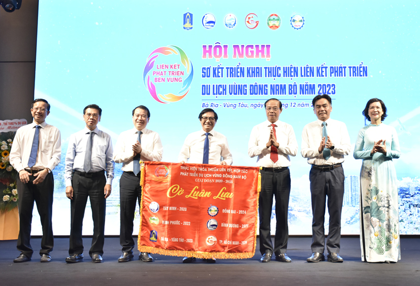 Nghi thức trao cờ luân phiên sơ kết thỏa thuận du lịch vùng Đông Nam Bộ năm 2024 từ tỉnh Bà Rịa - Vũng Tàu cho đại diện tỉnh Đồng Nai.