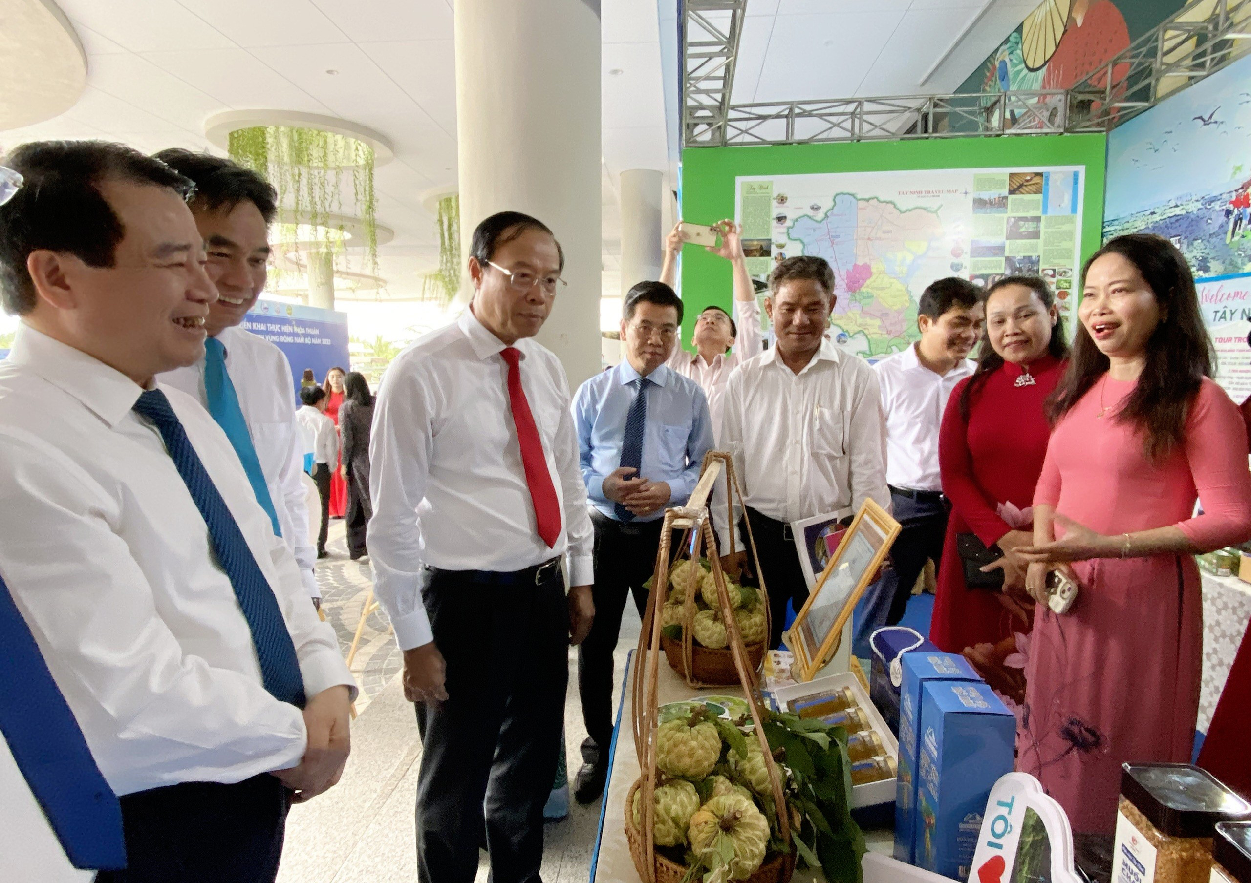Lãnh đạo Cục Du lịch Quốc gia Việt Nam và tỉnh Bà Rịa - Vũng Tàu tham quan gian trưng bày đặc sản tỉnh Tây Ninh trong khuôn khổ hội nghị.