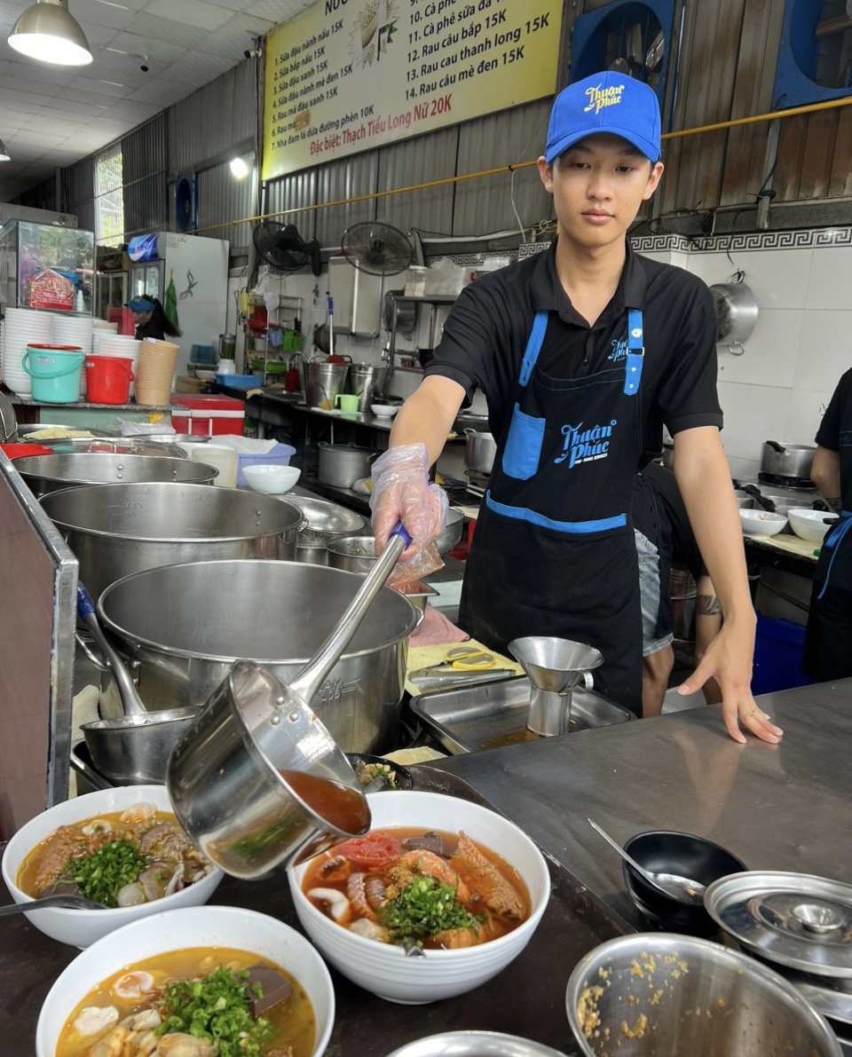 Không gian nhà bếp Thuận Phúc thoáng sạch