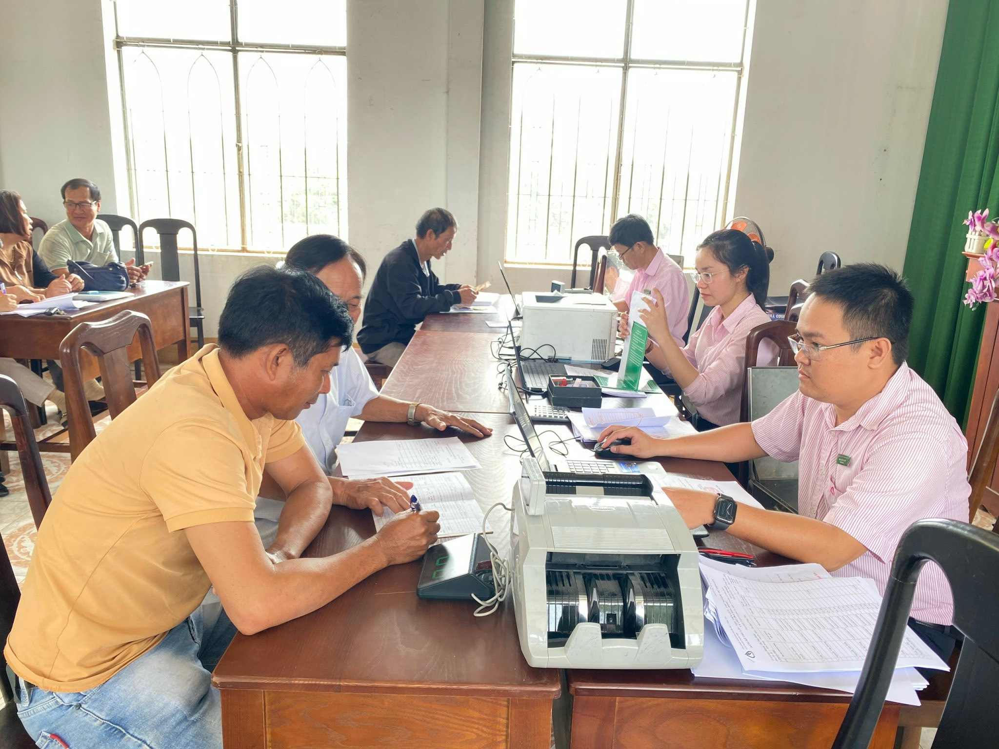 Bà con xã Hòa Hưng (huyện Xuyên Mộc) làm thủ tục vay vốn ưu đãi từ NHCSXH.