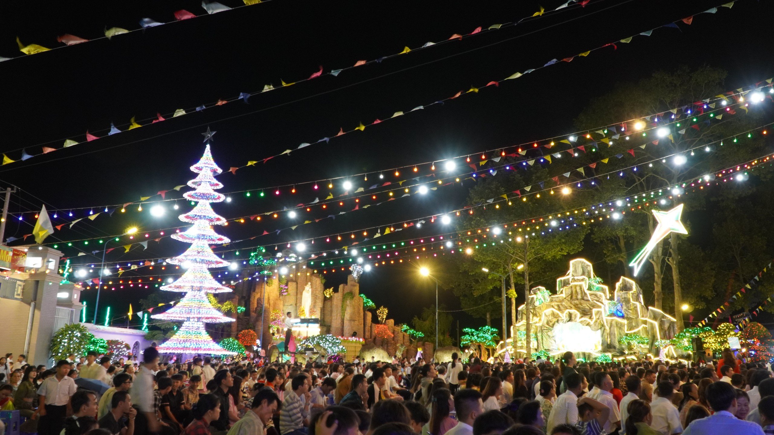 Cây thông Noel và các tiểu cảnh được trang trí lung linh rực rỡ tại Nhà thờ Vinh Trung (xã Bình Trung, huyện Châu Đức).
