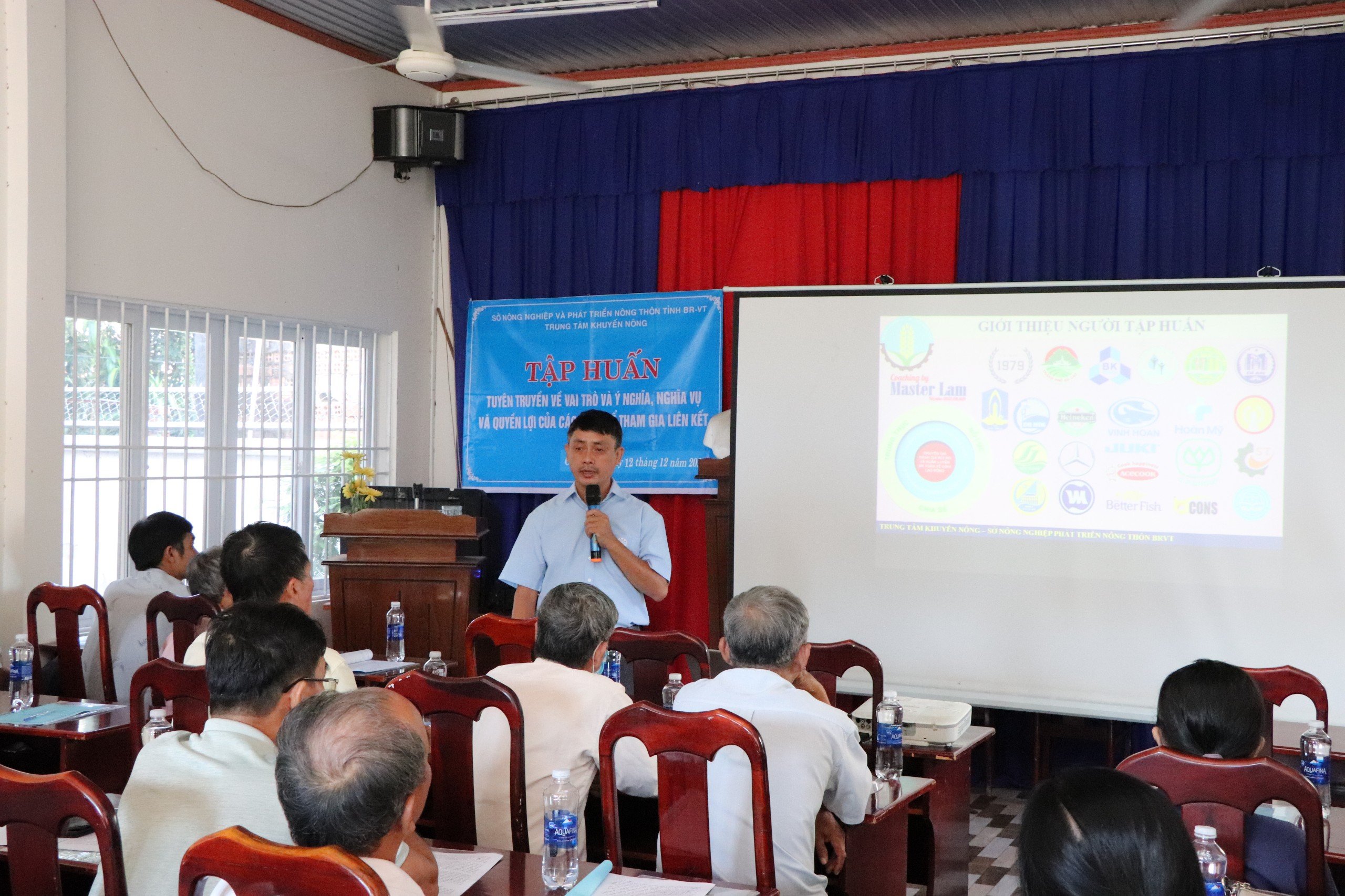 Ths. Lê Tấn Thanh Lâm, giảng viên Trường Đại học Nông Lâm TP.Hồ Chí Minh trao đổi với nông dân huyện Châu Đức các nội dung liên quan đến lợi ích khi xây dựng chuỗi liên kết trong chăn nuôi.
