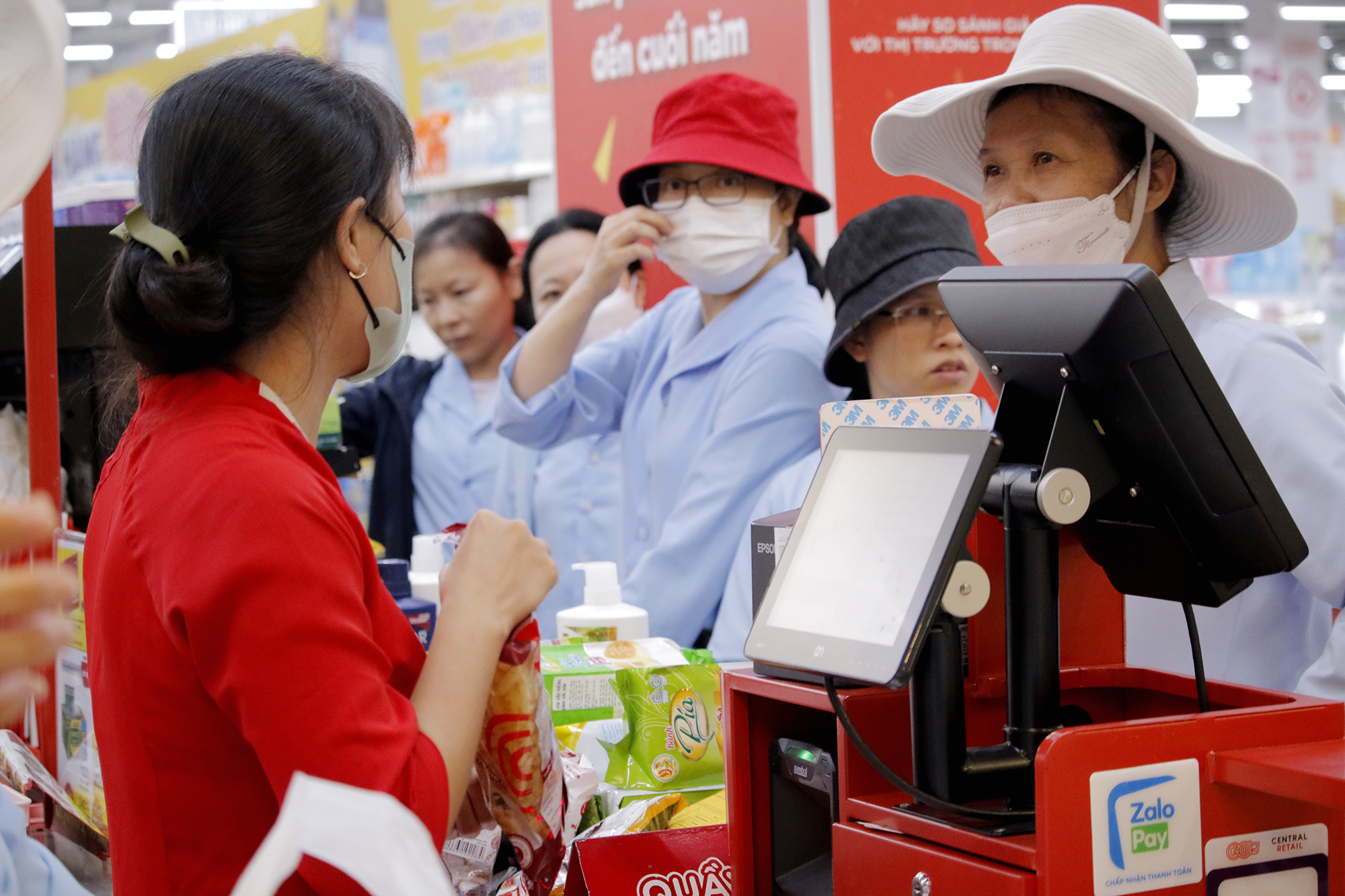 Khách hàng thanh toán tại siêu thị GO! Bà Rịa.