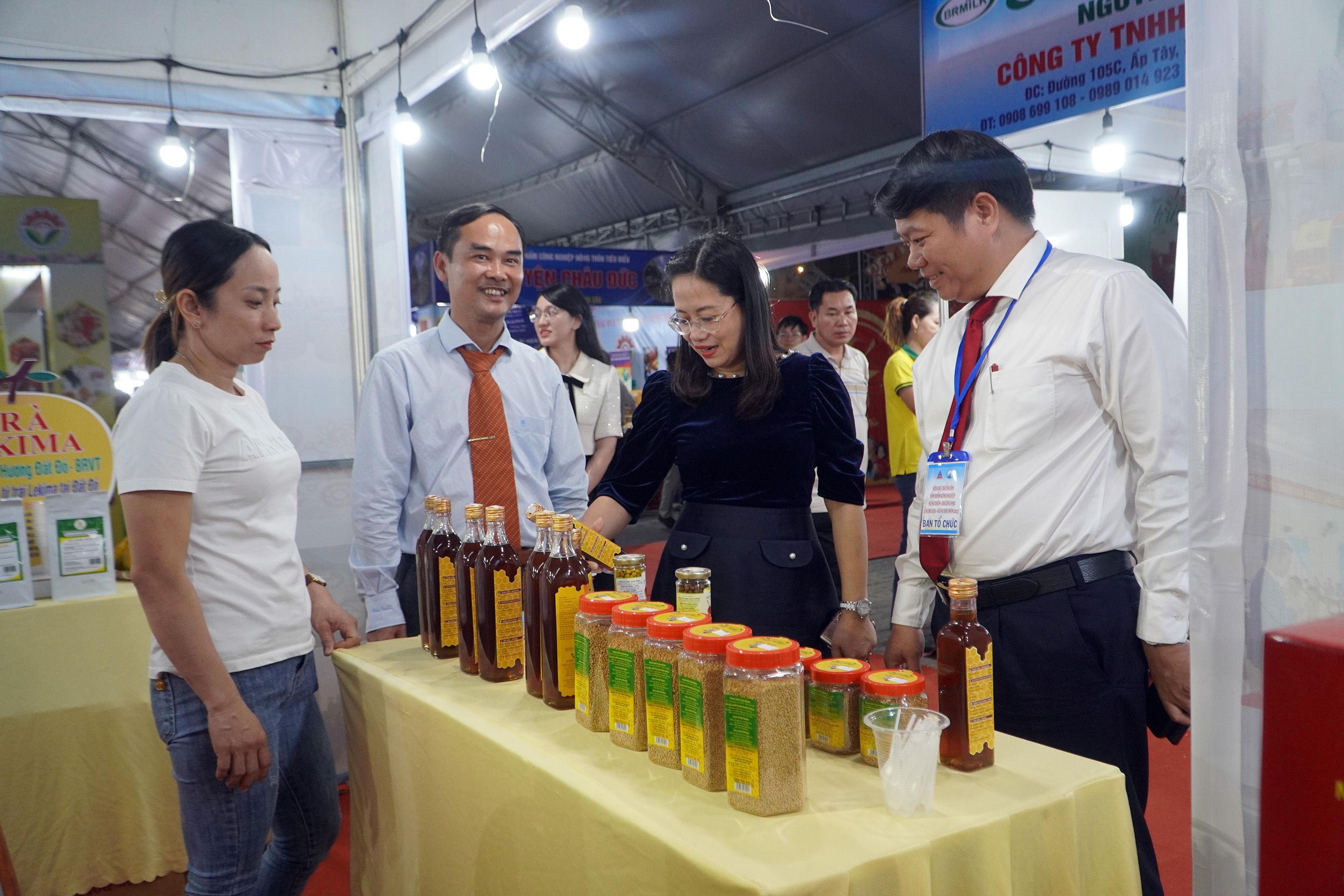 Các đại biểu tham quan các gian hàng tại hội chợ, triển lãm.