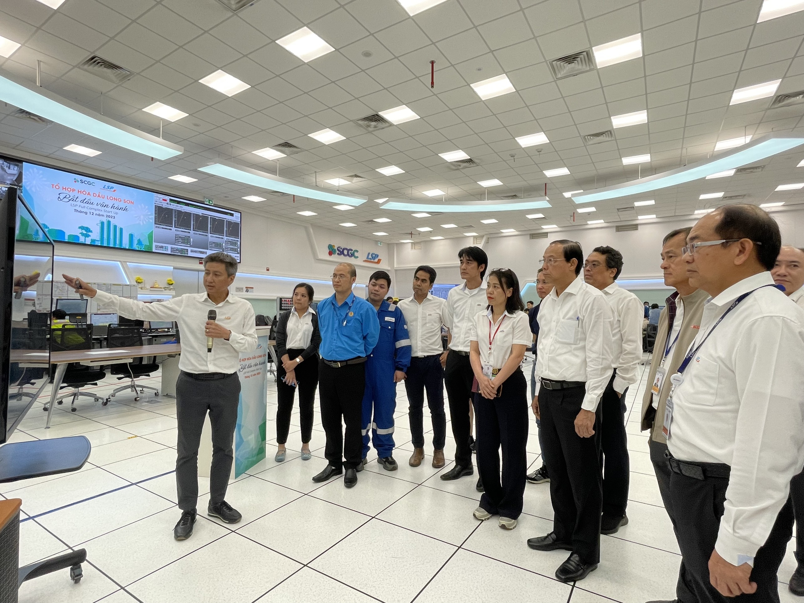 Ông Kulachet Dharachandra -Tổng Giám đốc LSP giới thiệu với đoàn về dự án.