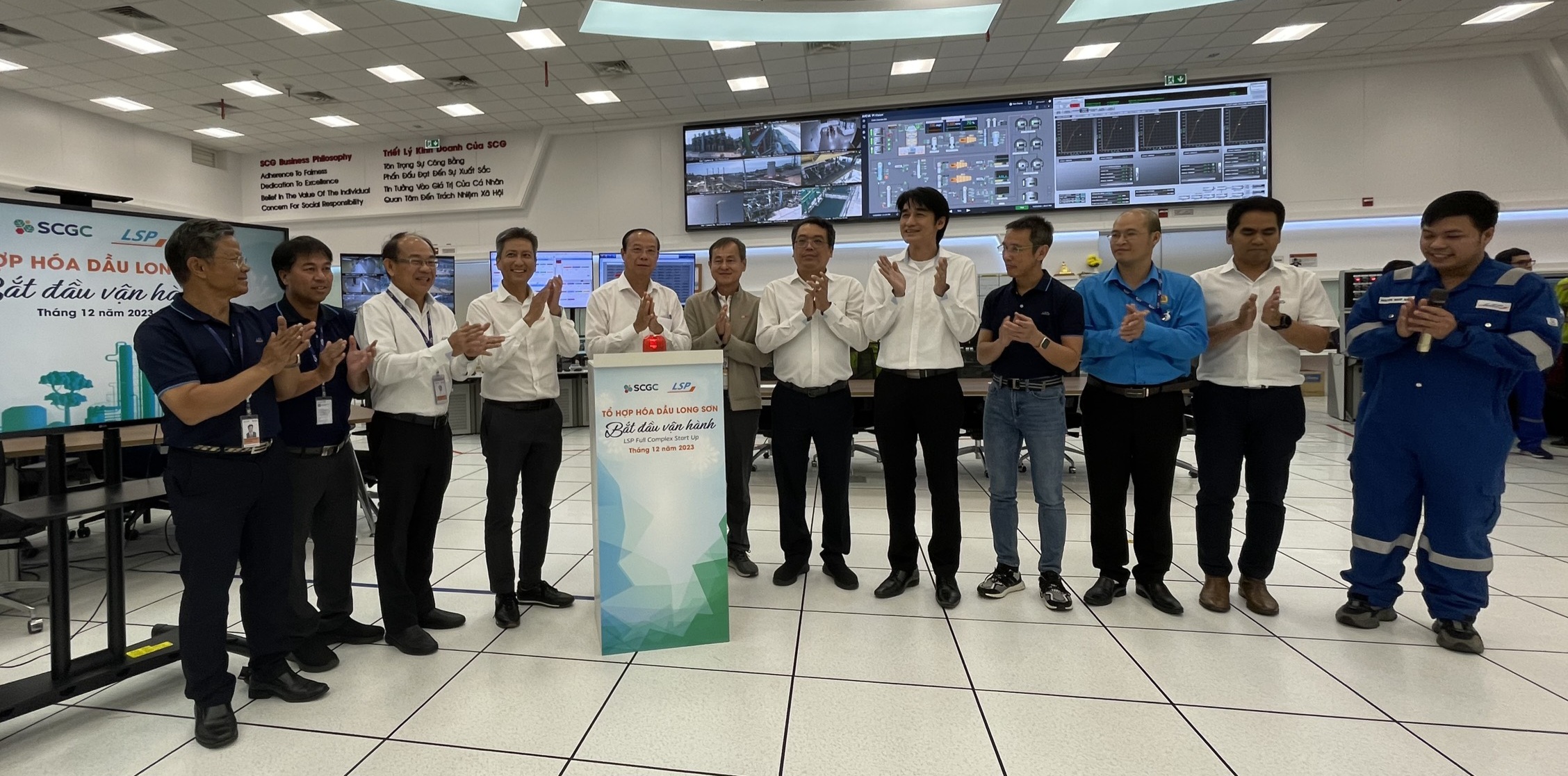 Ông Nguyễn Văn Thọ, Chủ tịch UBND tỉnh thực hiện ấn nút vận hành thử nghiệm.