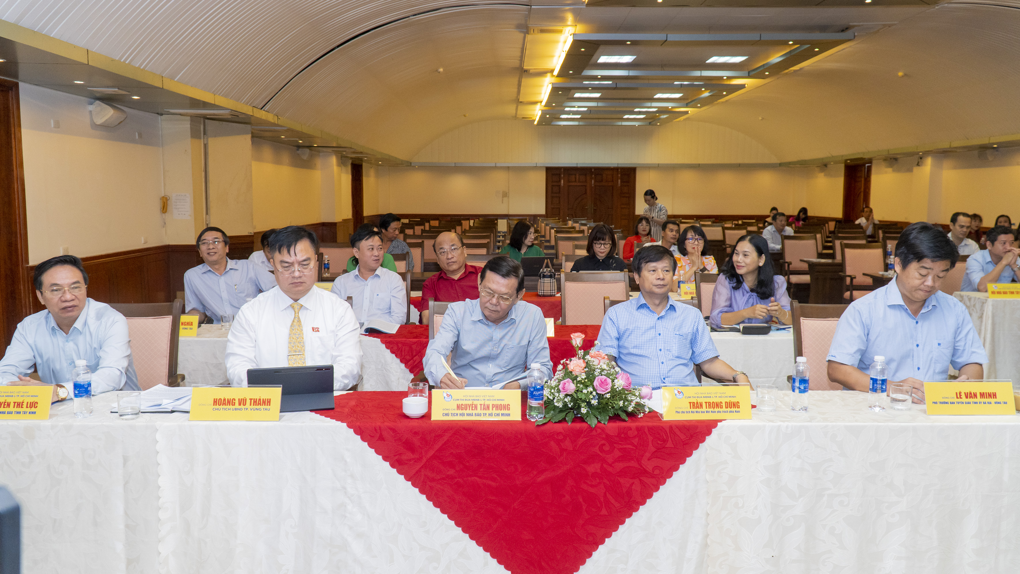 Các đại biểu tham dự hội nghị.