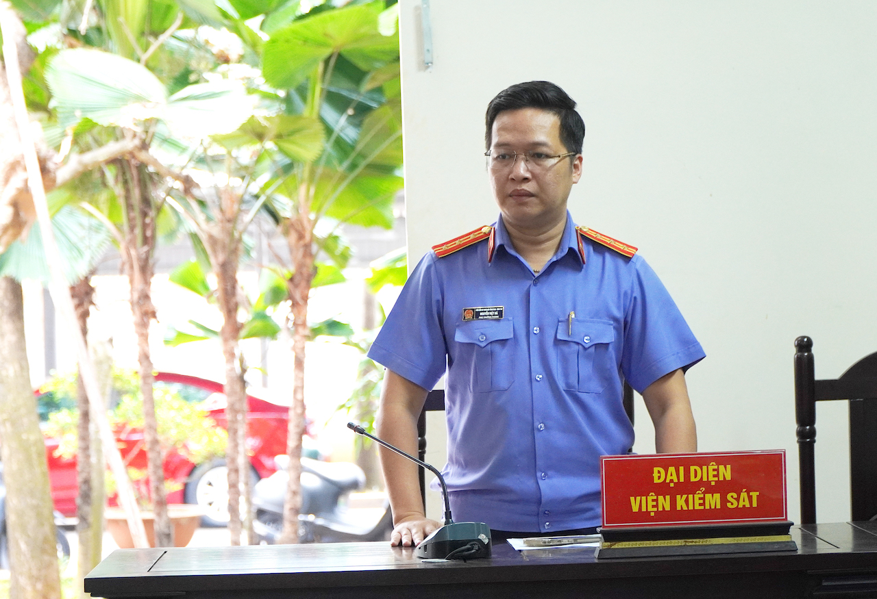 Đại diện VKSND tỉnh công bố nội dung cáo trạng truy tố 3 bị cáo về tội mua bán trái phép chất ma túy.