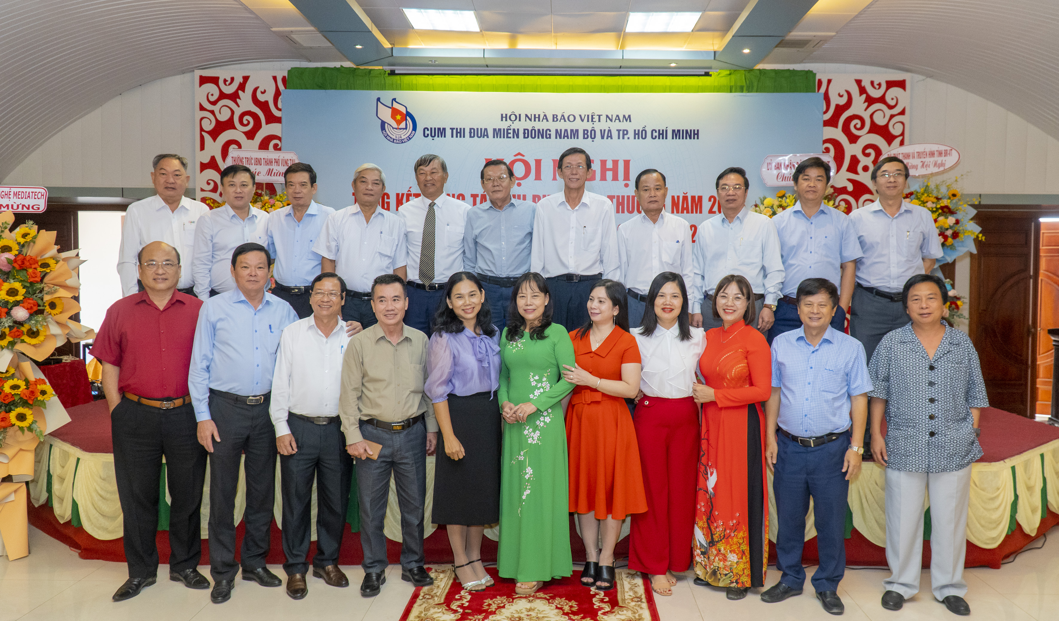 Các đại biểu chụp hình lưu niệm tại hội nghị.