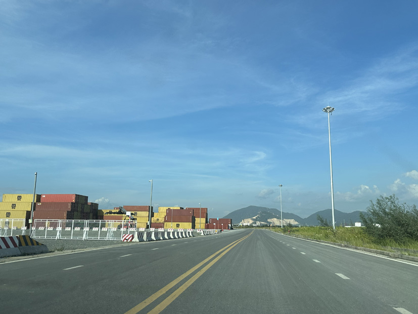 Bãi chứa container tại cảng cạn Phú Mỹ.