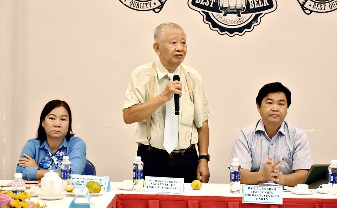  Ông Trần Văn Khánh, nguyên Bí thư Tỉnh ủy và ông Lê Văn Minh, Phó Ban Tuyên giáo Tỉnh ủy tham dự hội nghị
