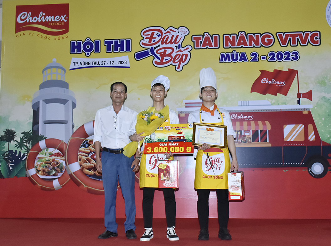 Đại diện Công ty CP Thực phẩm Cholimex trao giải Nhất cho 2 thí sinh Nguyễn Văn Tuấn-Phạm Thế Việt