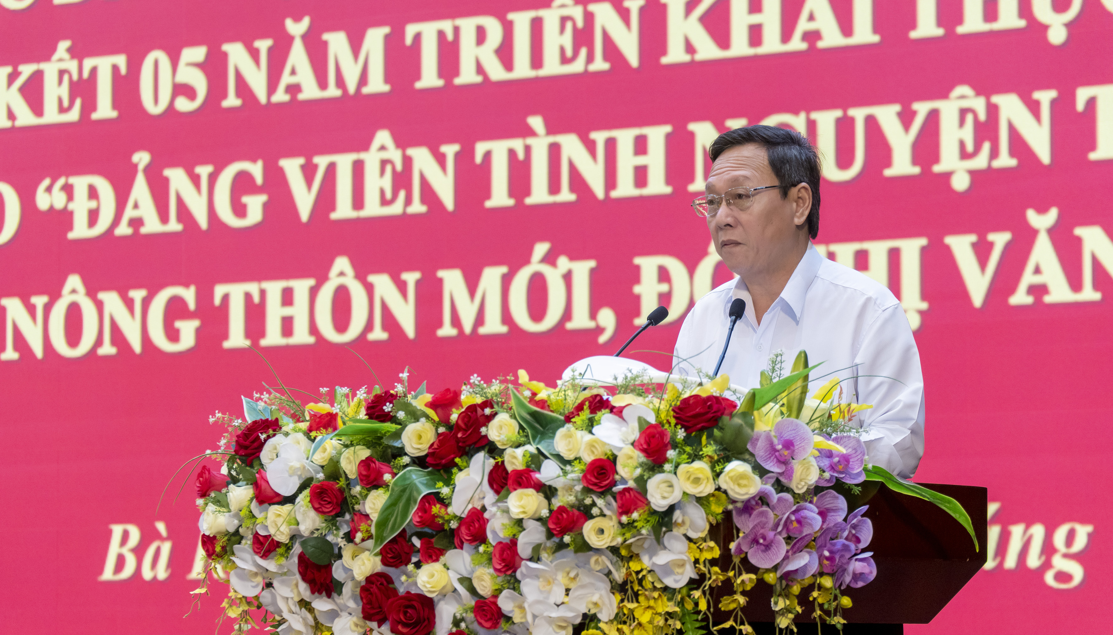 Ông Huỳnh Bách Chiến, Phó Trưởng Ban Tổ chức Tỉnh ủy trình bày báo cáo tổng kết 05 năm thực hiện Kế hoạch số 160-KH/TU, ngày 14/5/2018 của Ban Thường vụ Tỉnh ủy về phát động phong trào “Đảng viên tình nguyện tham gia xây dựng nông thôn mới, đô thị văn minh”.