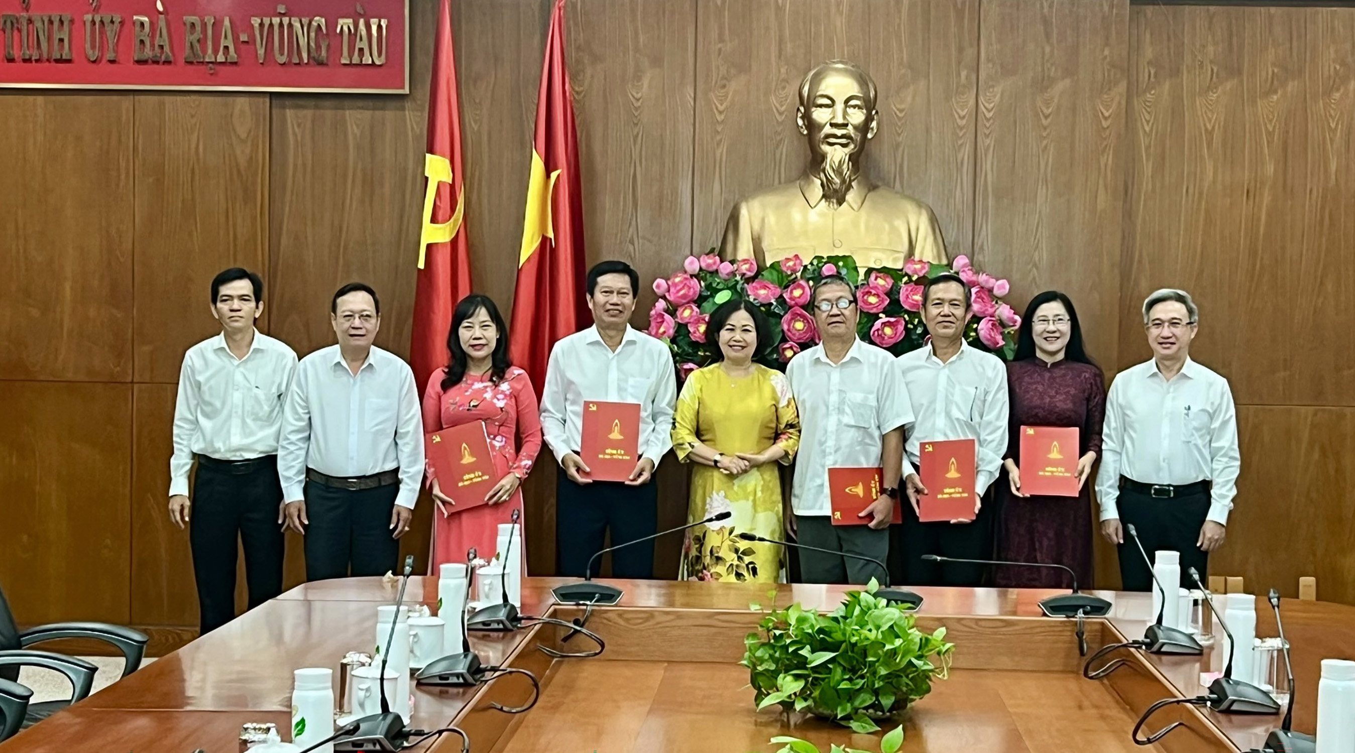Bà Nguyễn Thị Yến, Phó Bí thư Thường trực Tỉnh ủy, Trưởng Đoàn ĐBQH tỉnh trao quyết định nghỉ hưu cho 5 cán bộ lãnh đạo.