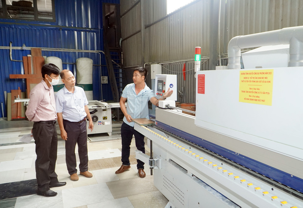 Chủ cơ sở Ngọc Đức Phát giới thiệu các loại máy mới được đầu tư cho đại diện Sở Công thương và Trung tâm Khuyến công và Tư vấn phát triển công nghiệp tỉnh.