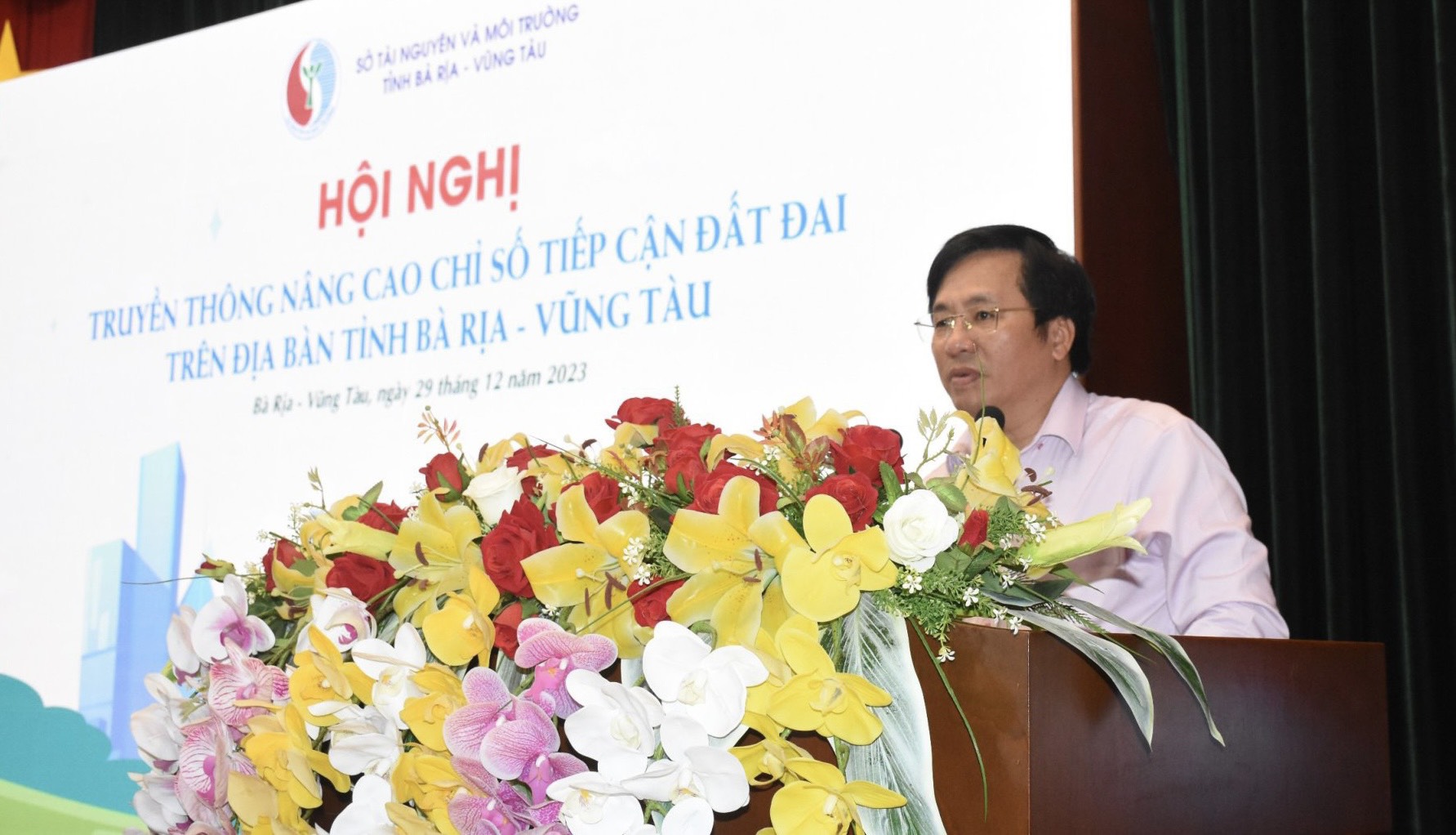 Tiến sĩ Trà Ngọc Phong, Phó Phòng quản lý đất đai Sở TN-MT trình bày các giải pháp nâng cao chỉ số TCĐ Đ