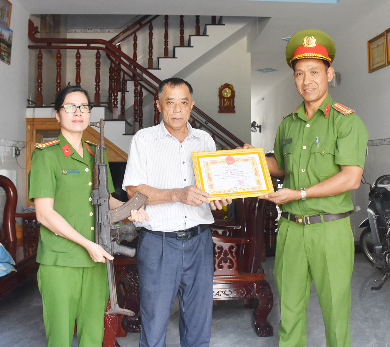 Công an phường Long Toàn đến thu nhận vũ khí và tặng giấy khen cho ông ông Nguyễn Huy Long 