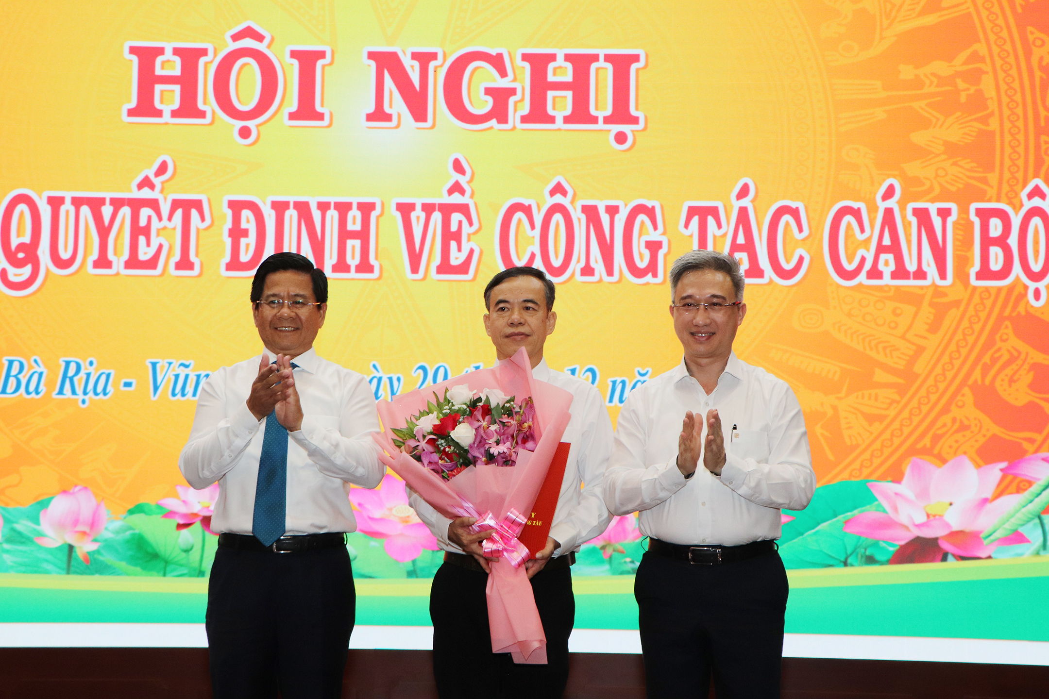 Ông Đặng Minh Thông, Phó Chủ tịch UBND tỉnh; ông Bùi Chí Thành, Chủ tịch UBMTTQ Việt Nam tỉnh trao Quyết định, tặng hoa chúc mừng ông Huỳnh Minh.