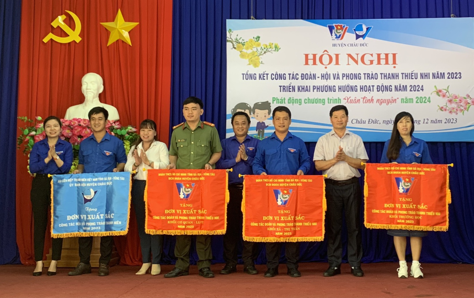 Ban tổ chức trao cờ thi đua cho các đơn vị xuất sắc trong công tác Đoàn, Hội và phong trào thanh thiếu nhi năm 2023.