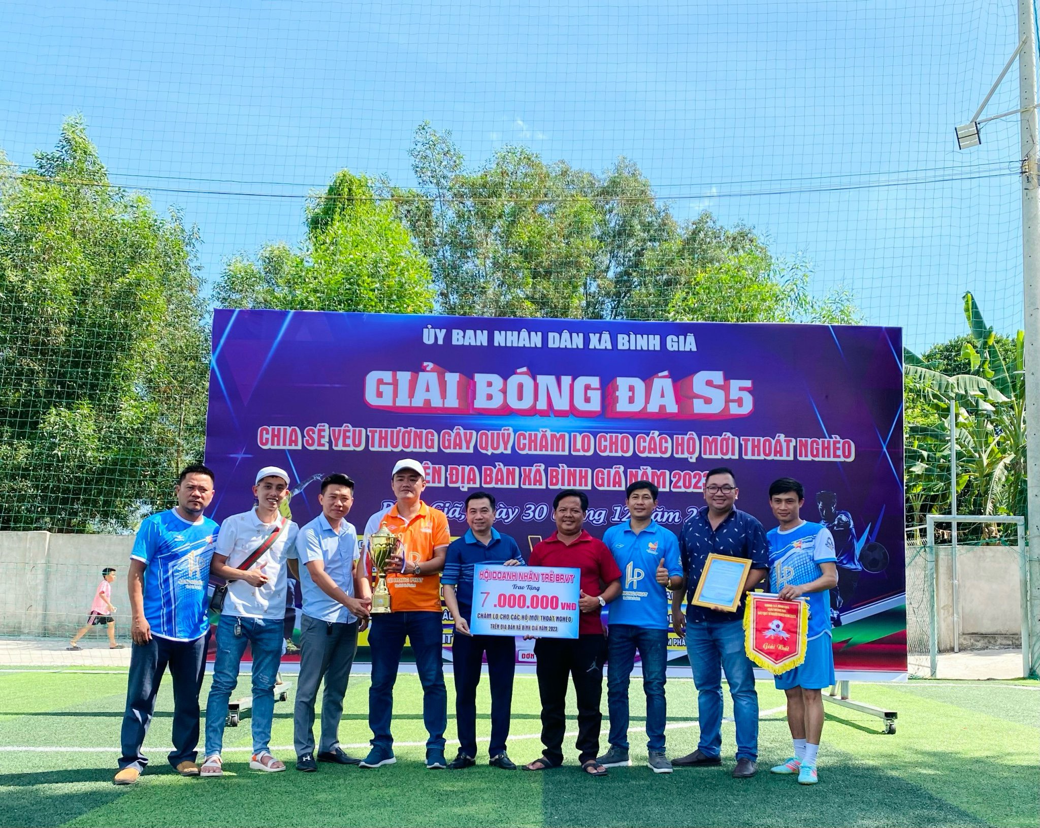 Hội doanh nhân trẻ Bà Rịa - Vũng Tàu trao bảng tượng trưng số tiền ủng hộ chương trình.