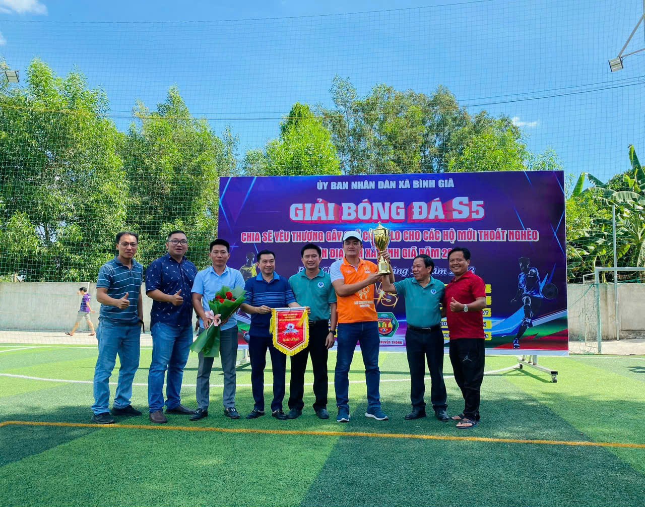 BTC trao cúp cho đội đạt giải.