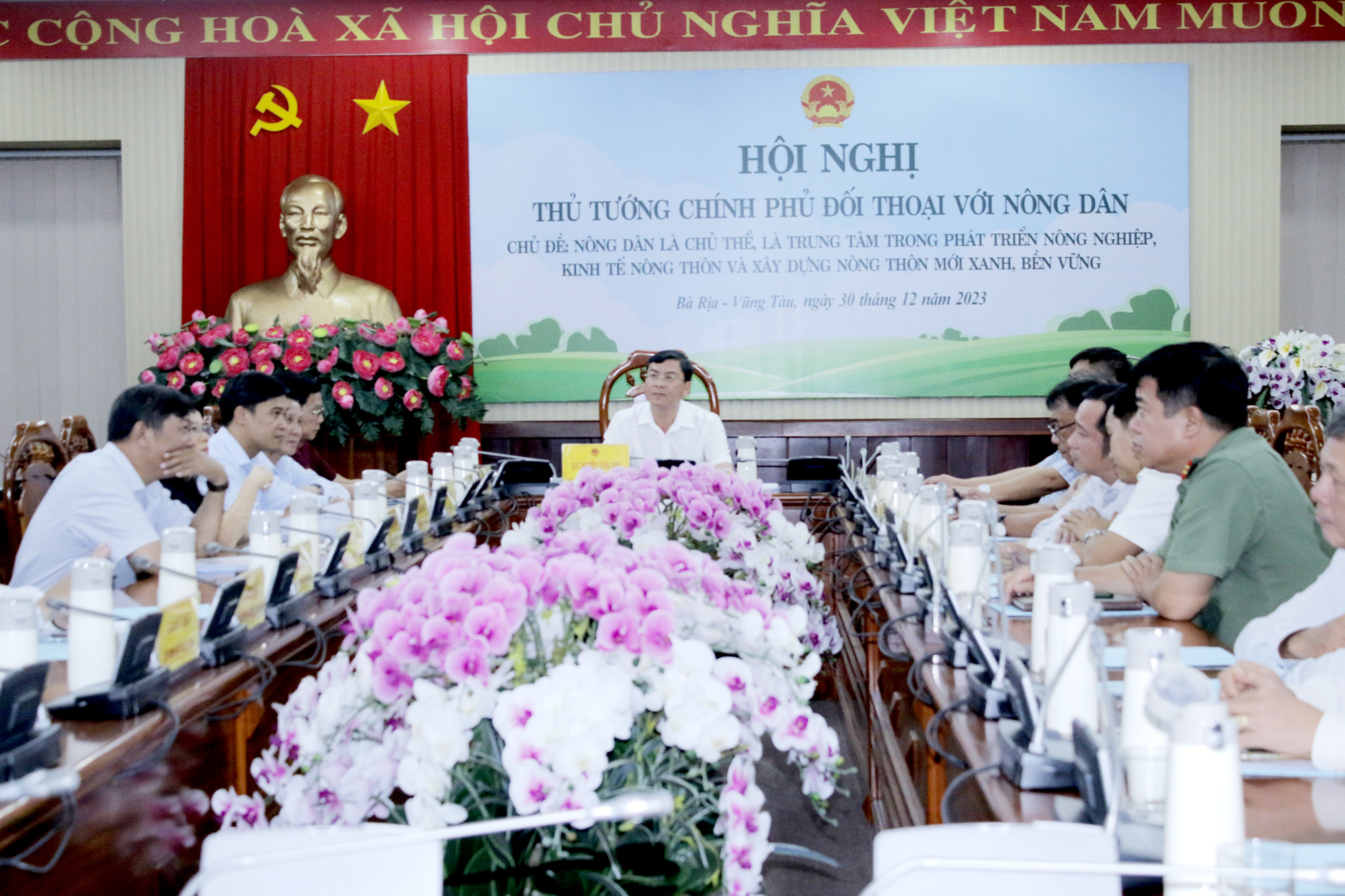 Ông Nguyễn Công Vinh, Phó Chủ tịch UBND tỉnh và các sở, ban, ngành, nông dân tham dự tại điểm cầu Bà Rịa - Vũng Tàu. Ảnh: VÂN ANH